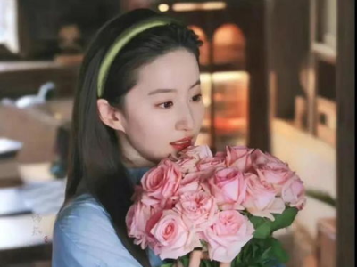 刘亦菲初雪中欢乐留影，晒幸福瞬间