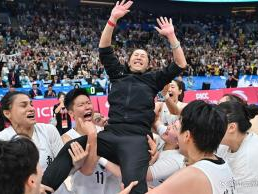 广东女篮夺冠后把教练扔了起来